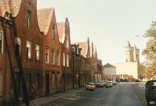 Vorschaubild Potsdam: Holländisches Viertel, Straße der Jugend (Kurfürstenstraße) und Nauener Tor (Foto 1989)
